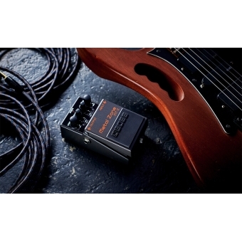 Boss MT-2 Metal Zone - Pedală iconică de distorsiune cu gain ridicat pentru chitaristi hard rock sau metal #5