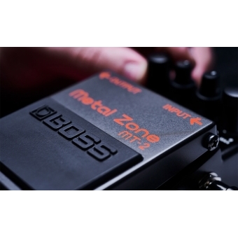 Boss MT-2 Metal Zone - Pedală iconică de distorsiune cu gain ridicat pentru chitaristi hard rock sau metal #7