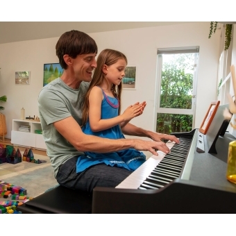 Roland RP-107 BKX - Pian digital traditional, compact cu 88 clape grele/ Negru contemporan #15